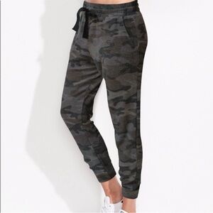 Sundry x Evereve Camo Jogger Crop Sweatpants High Rise Pockets Grey